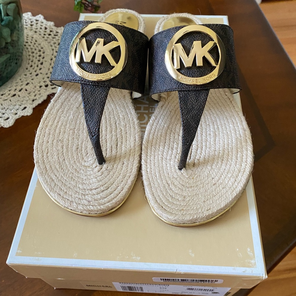 Michael Michael Kors Raquel signature logo sandal with MK medallion. Size 6.